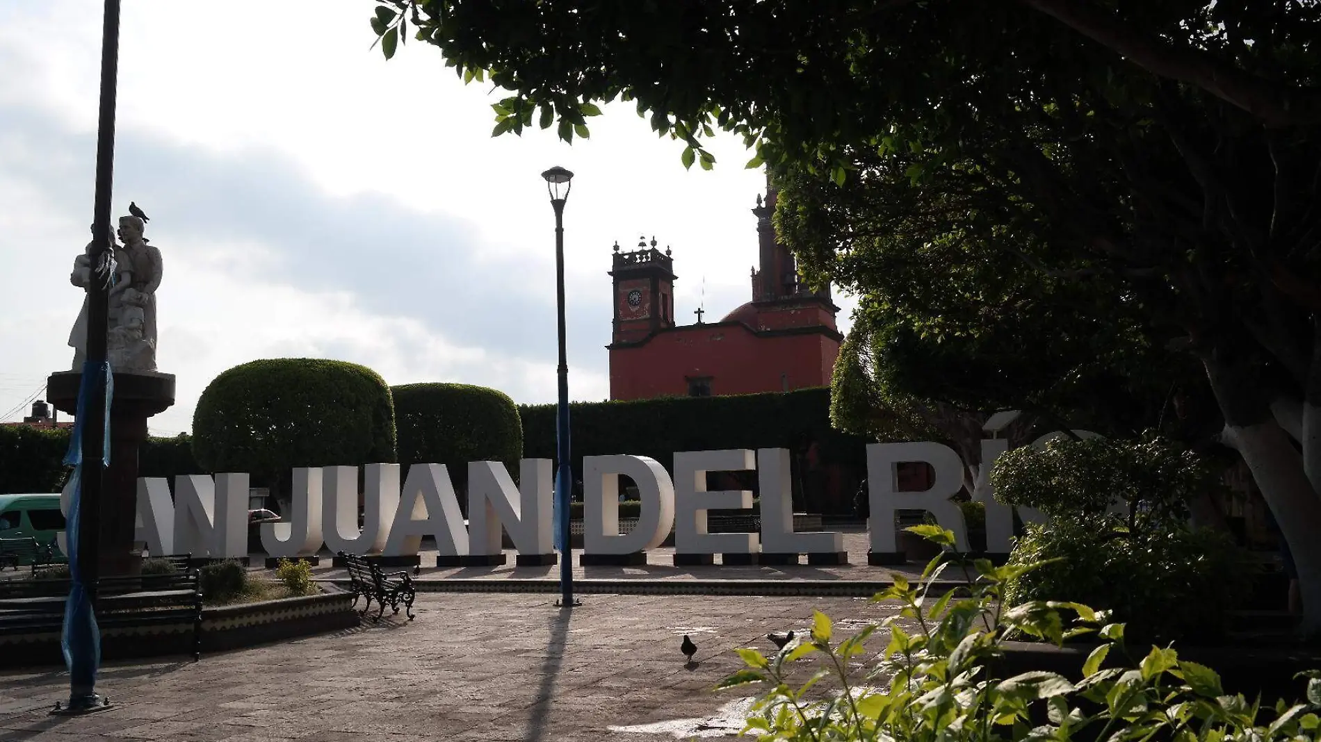 Buscan tener un jardín limpio para los visitantes y turistas.  Foto Dolores Martínez.